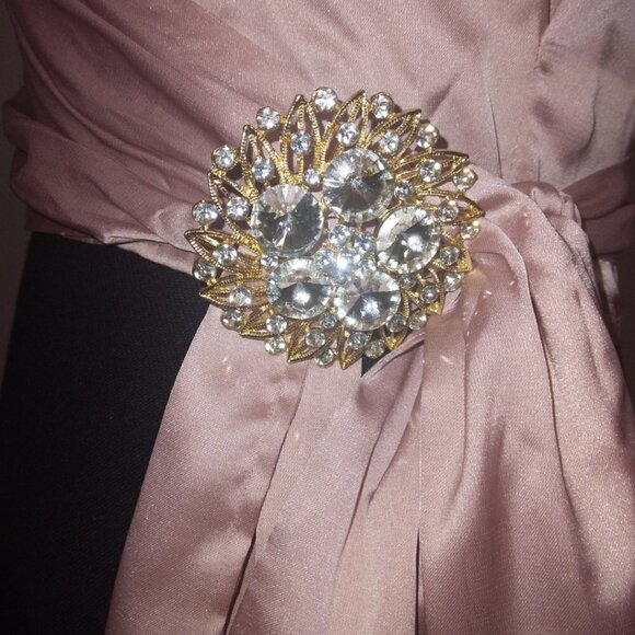 ROSEWE COLLECTIONS PINK ROSE GOLD CROP BLOUSE WITH CRYSTAL BROOCH - Picture 5 of 5